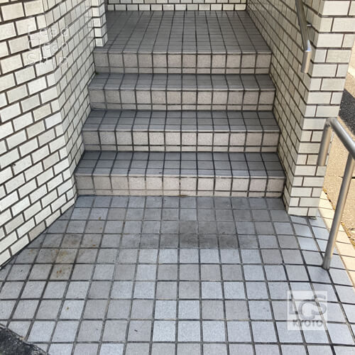 京都市北区の歯科クリニックさま外床タイル洗浄前