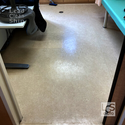 京都市右京区のクリニックさまで床清掃前