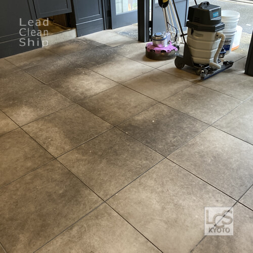 飲食店磁器タイルの洗浄前1