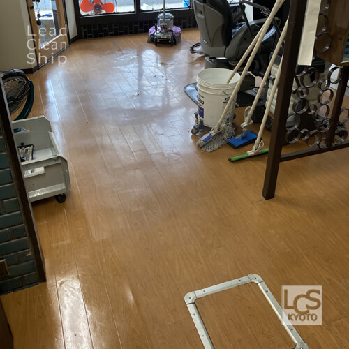 右京区の美容室さま床洗浄ワックス前
