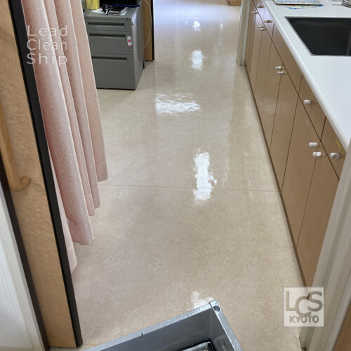 内科クリニックさま床洗浄ワックス塗布