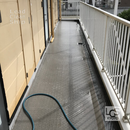 アパート廊下の洗浄後