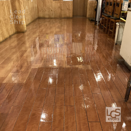 飲食店の床洗浄後ワックス塗布後