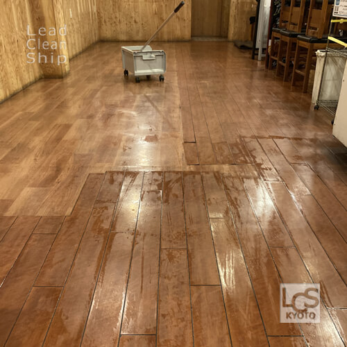 飲食店の床洗浄後ワックス塗布前