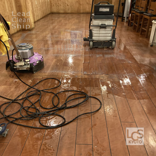 飲食店の床洗浄作業中