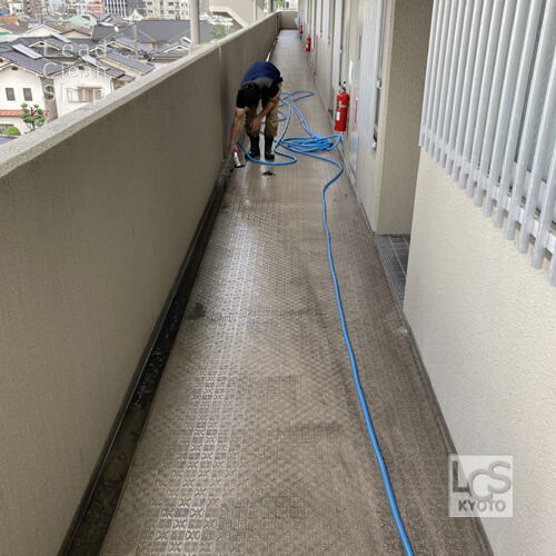 宇治市のマンション洗浄中３