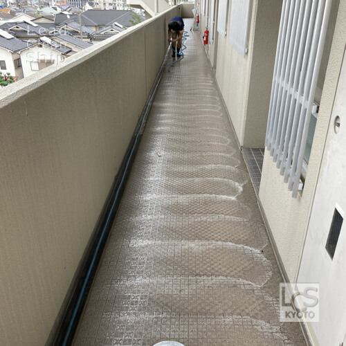 宇治市のマンション洗浄中