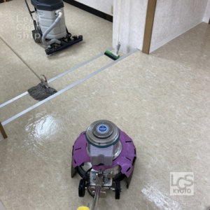 右京区の歯科医院さま床洗浄中