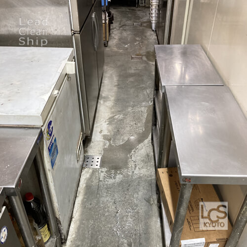 居酒屋さまの床ワックス定期清掃４