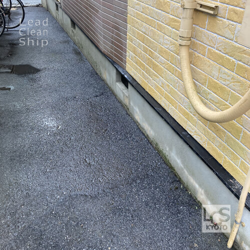 大津市アパートでコケの高圧洗浄後２