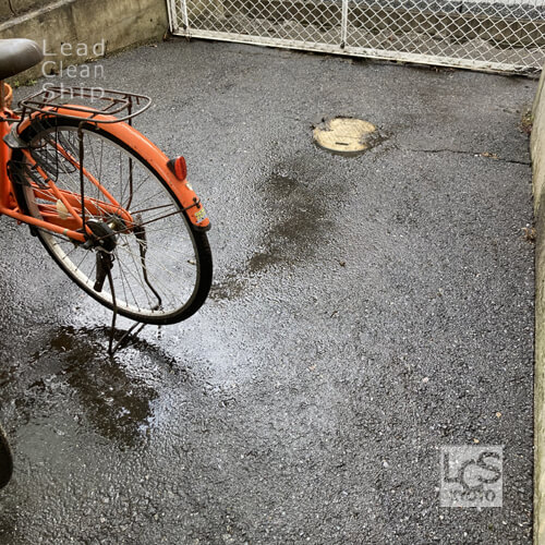 大津市アパートでコケの高圧洗浄後