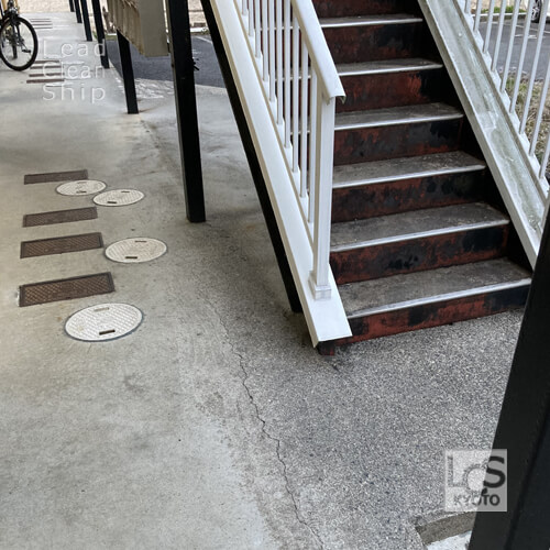 アパートの長年の汚れ高圧洗浄後