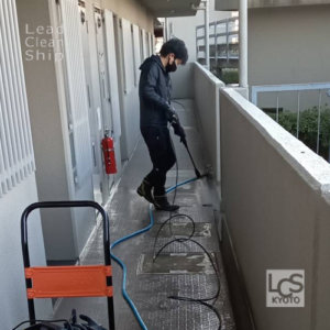 宇治市のマンション共用部を高圧洗浄
