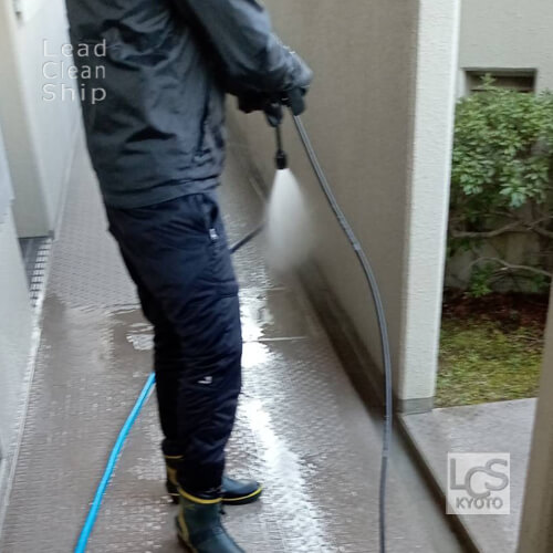 宇治市のマンション共用部を高圧洗浄２