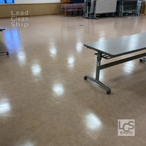 右京区の施設さま床洗浄後ワックス塗布１