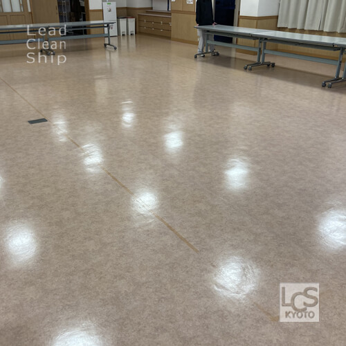右京区の施設さま床洗浄後ワックス塗布２