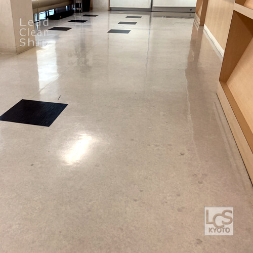床洗浄作業前の汚れた床