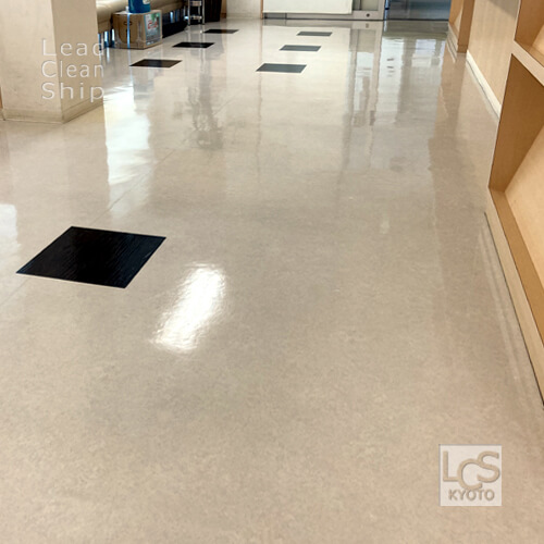 床洗浄作業後の綺麗な床