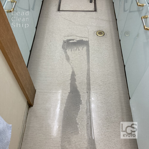 歯科医院さま定期清掃作業中２