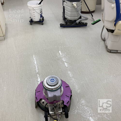 歯科医院さま定期清掃作業中１