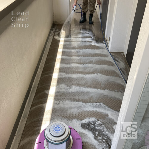 単身マンション床洗浄中２