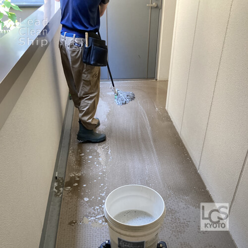 単身マンション床洗浄中１