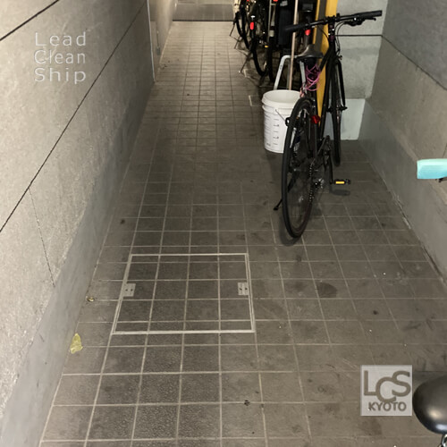中京区マンションのエントランス洗浄前