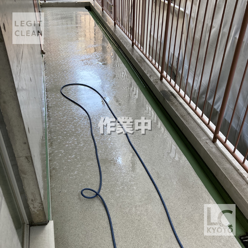 右京区マンション床の洗浄水流し