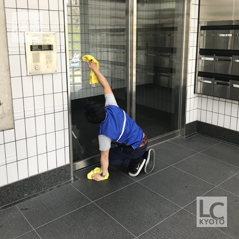 京都市右京区のマンション巡回清掃中：ガラスの拭き上げ