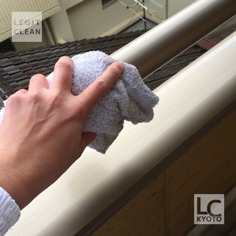 巡回清掃中：手摺の拭き上げ