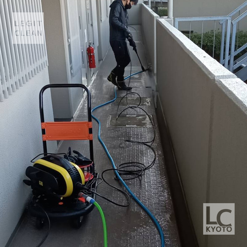 京都府宇治市のマンション廊下の高圧洗浄