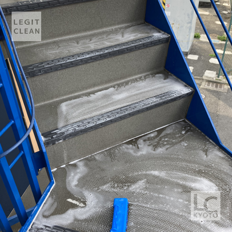 京都市下京区アパート階段洗浄中