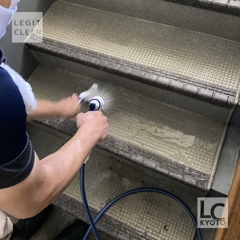 京都府大山崎町の団地で階段洗浄中