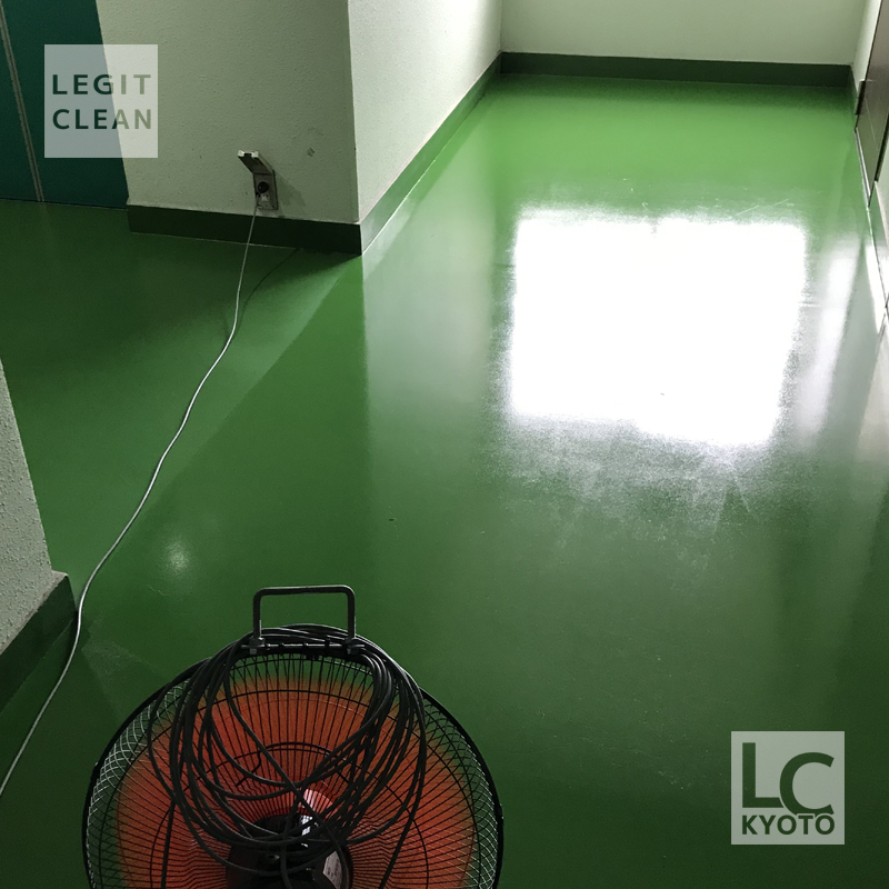 京都市上京区のマンションでワックスがけ作業