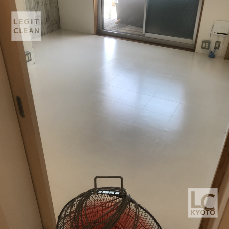 京都府向日市の空室清掃ワックス塗布後乾燥中