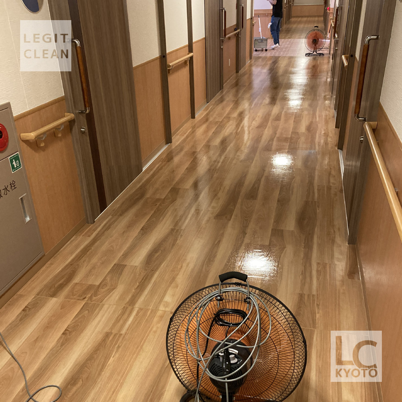 京都市伏見区の介護施設さまのワックス乾燥作業中