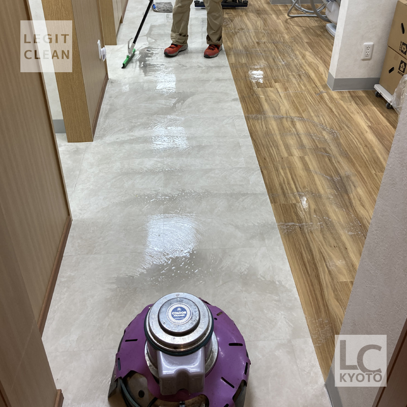京都市右京区の歯科医院さまで床洗浄作業中