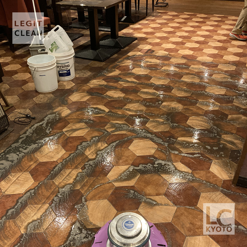 京都市下京区の飲食店さまで床洗浄作業中