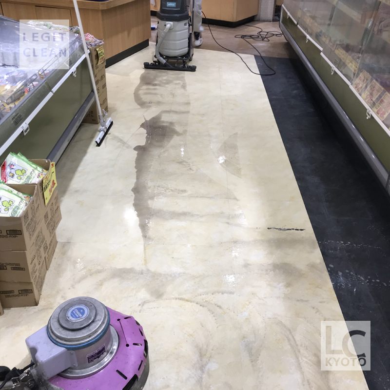 京都市下京区の小売り店舗さまで床洗浄作業中