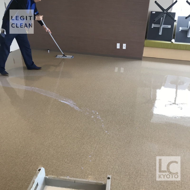 京都市伏見区の工場施設さまでワックス塗布作業中