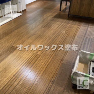 オイルワックス塗布中：京都市中京区の店舗さま