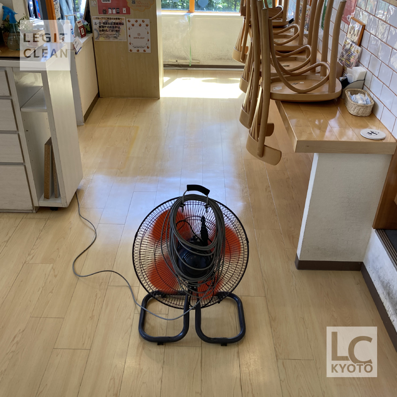 京都市上京区のカフェ飲食店さまで床洗浄後ワックス乾燥作業