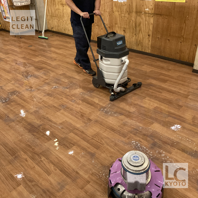 京都市中京区の居酒屋店舗さまで床洗浄作業