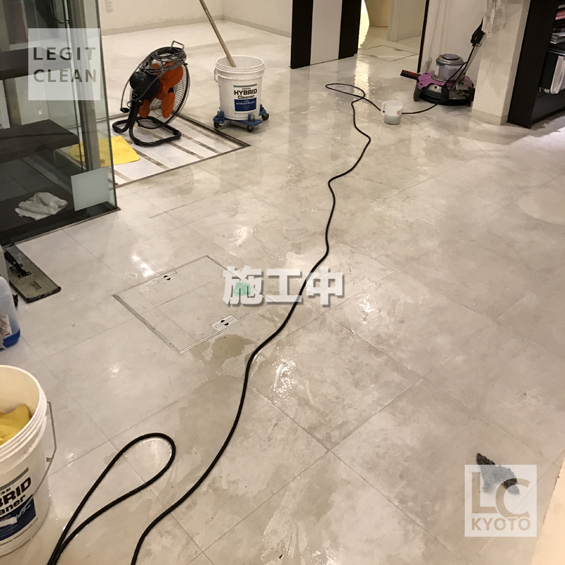 京都市北区の美容室さま床ワックス剥離作業中