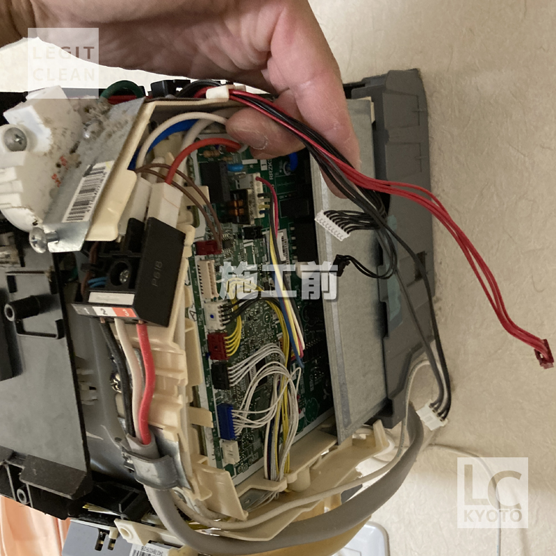 お掃除機能付きエアコン(RAS-G22E)洗浄前の電装部