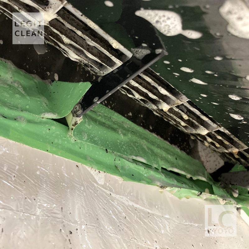 お掃除機能付きエアコン（RAS-X40E2）洗浄作業中