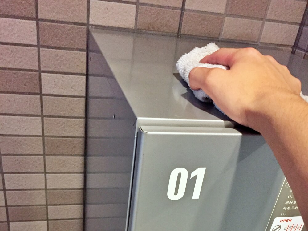 宅配ボックスの拭き上げ