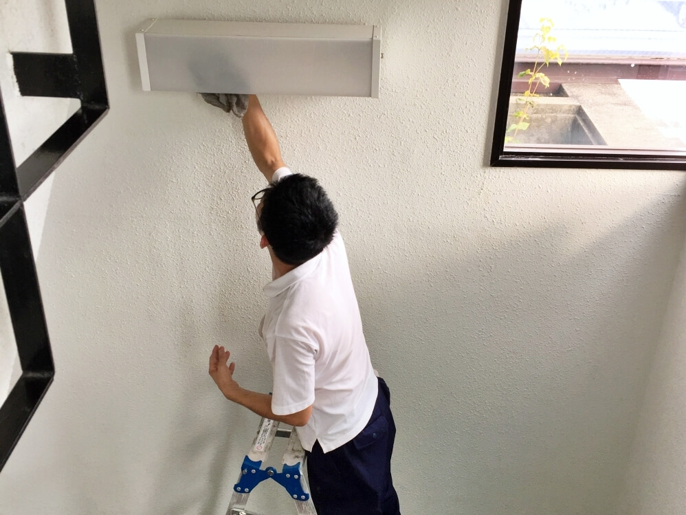 照明機器拭き上げ