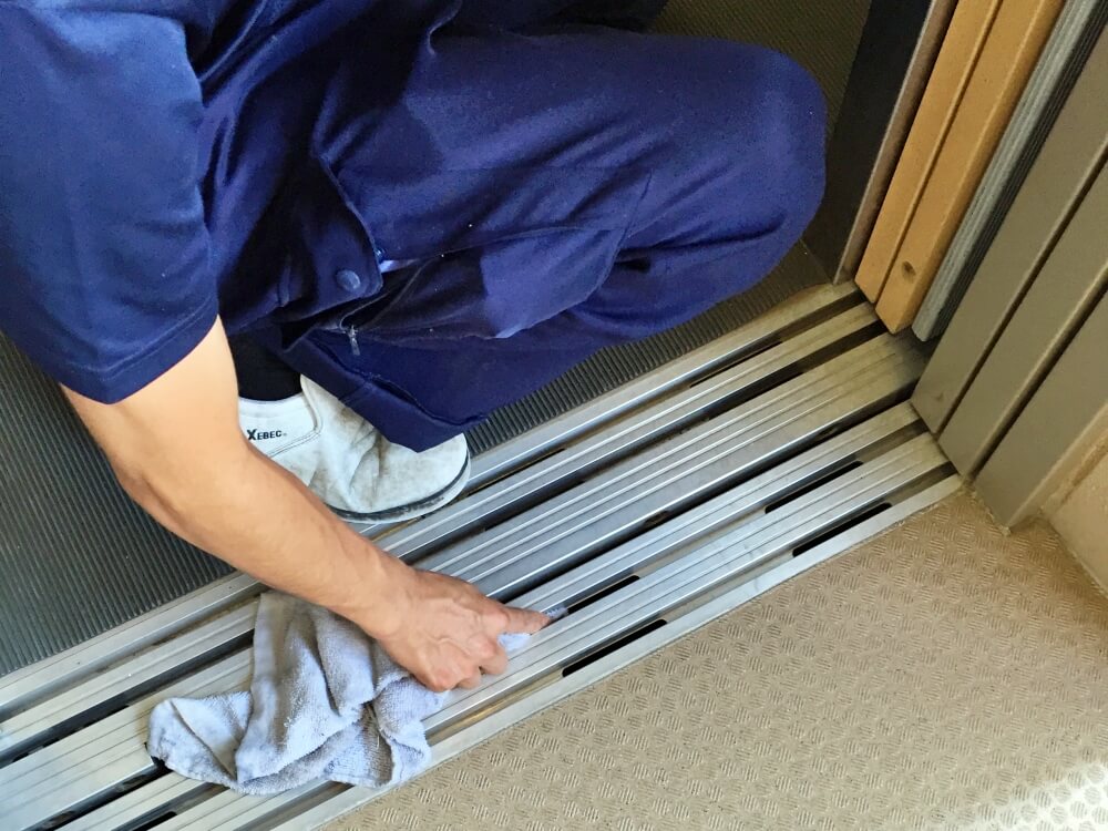 エレベーター溝の掃除