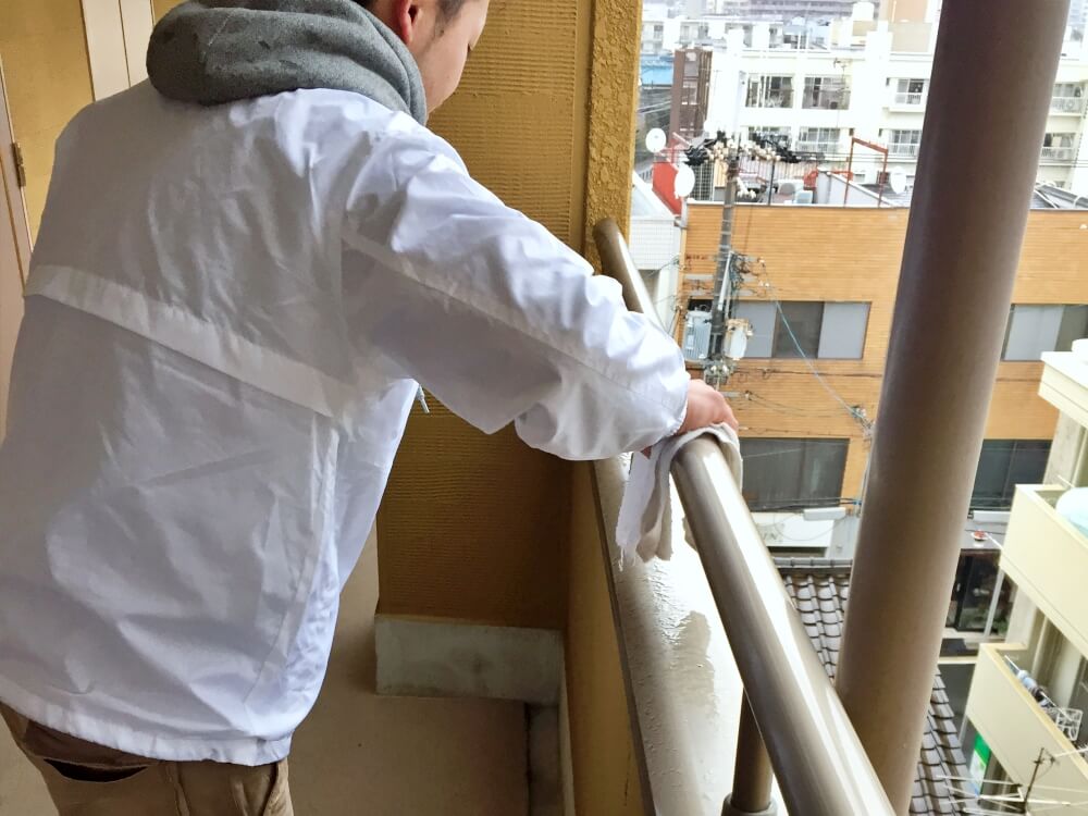 手摺の拭き上げ